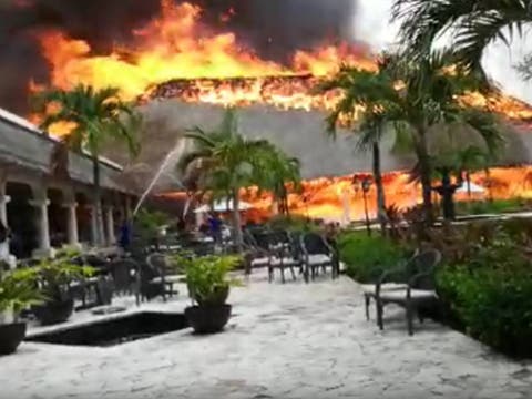 VIDEO Se incendian palapas de un hotel en Playa del Carmen