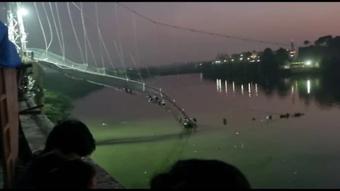 COLAPSA PUENTE EN LA INDIA