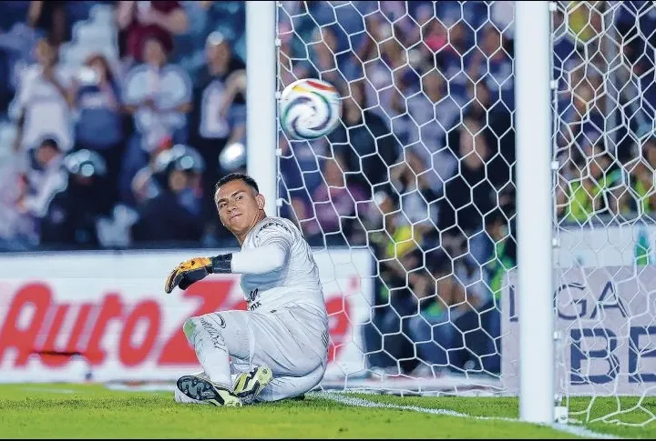 Malagón no pudo adivinar la dirección del disparo de Uriel Antuna, que anotó el primero del Cruz Azul por la vía del penal.