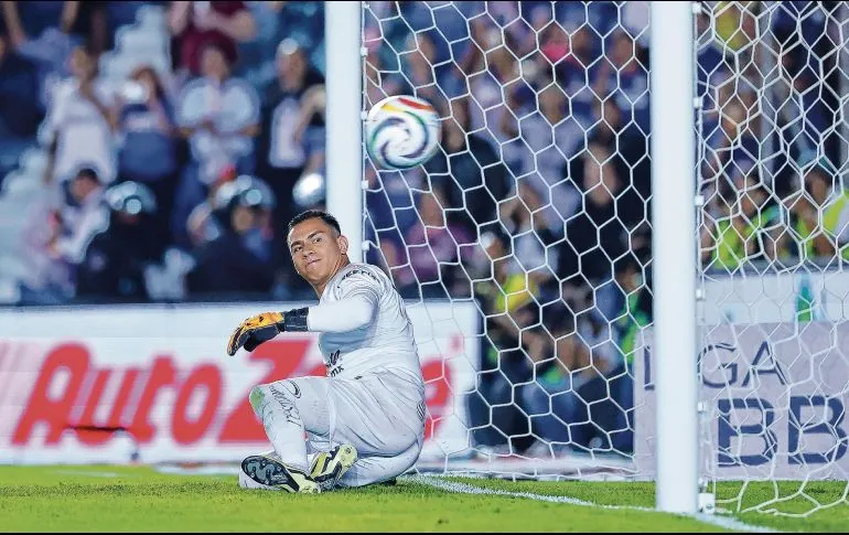 Malagón no pudo adivinar la dirección del disparo de Uriel Antuna, que anotó el primero del Cruz Azul por la vía del penal.