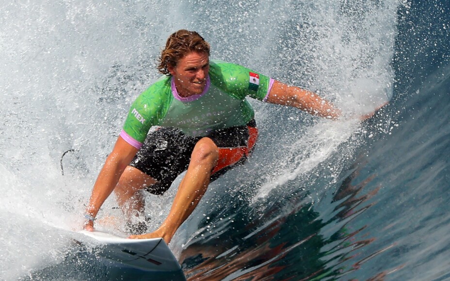 Alan Cleland volvió a dar cátedra sobre las olas de Tahití, para avanzar a los octavos de final del torneo olímpico. Luego de un sólido comienzo el sábado, el surfista mexicano mantuvo este ritmo prometedor un día después.