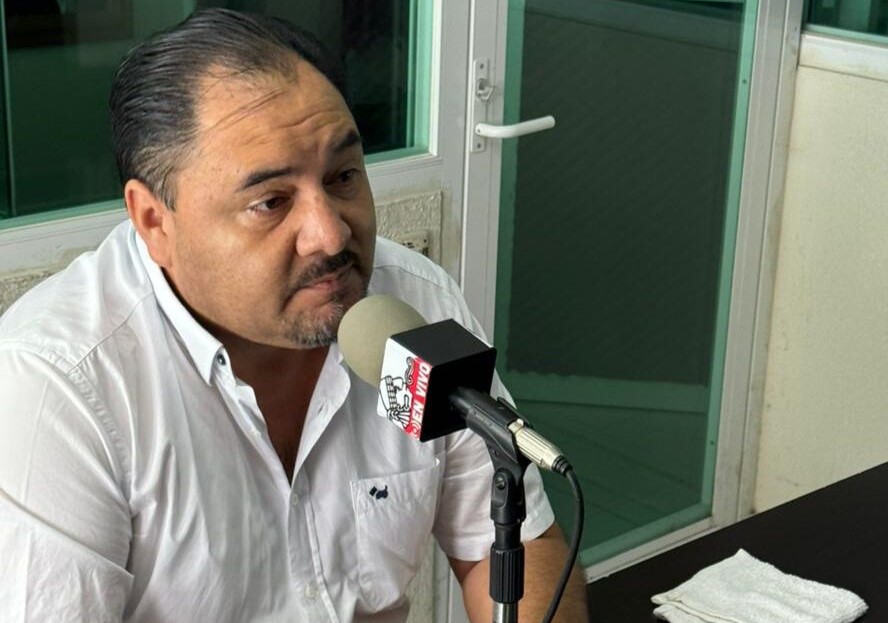 El diputado local electo por el Distrito 23 de Cosamaloapan, Felipe Pineda Barradas esta mañana en la radio local denunció públicamente al alcalde Tavo Sentíes y su primo Tavín Hernández, quienes lo amenazaron, al igual que a un cercano colaborador, subrayando que le manifestaron que no podía ni transitar por la ciudad de Cosamaloapan. © Derechos Reservados. RTV Radiotelevisión de Veracruz.