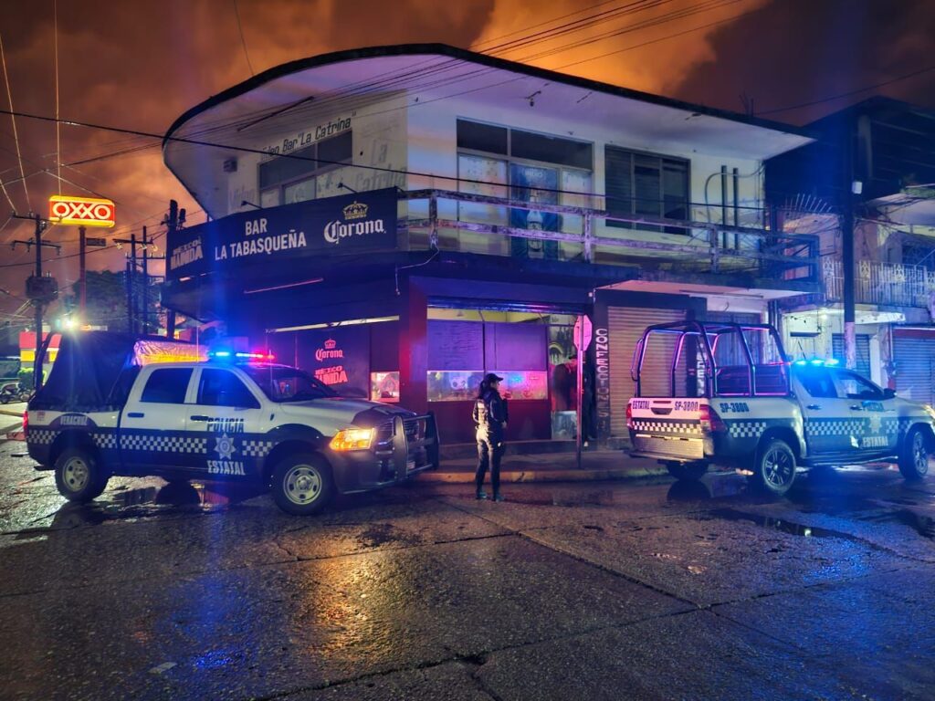 Xalapa, Ver.- Efectivos de la Secretaría de Seguridad Pública (SSP), a través de Policía Estatal recorrieron del 26 al 28 de este mes 222 establecimientos dedicados a la venta y consumo de alcohol en el estado y aplicaron mil 414 inspecciones a ciudadanos. © Derechos Reservados. RTV Radiotelevisión de Veracruz.