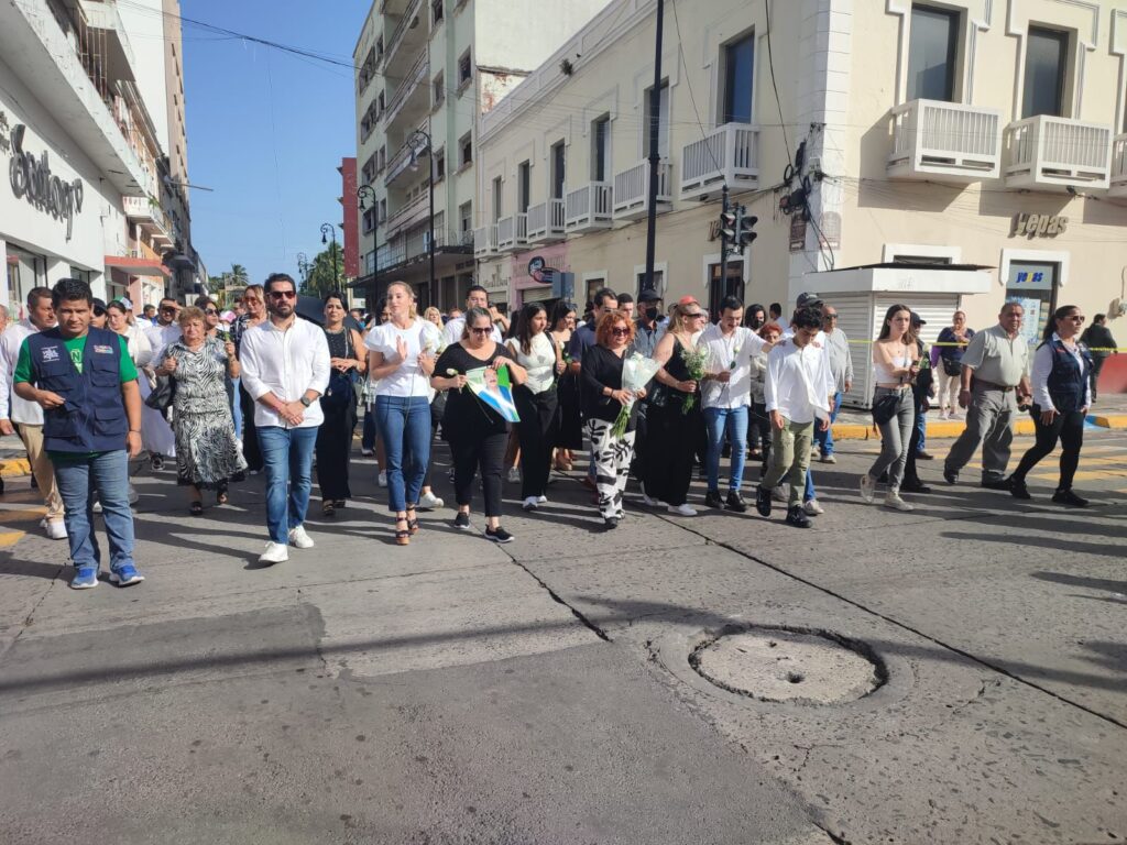 En el corazón del Puerto de Veracruz, se llevó a cabo una emotiva Rumbata de despedida para honrar la memoria de Luis Antonio "El Pollo" Pérez Fraga, quien falleció después de una valiente lucha contra el cáncer de pulmón.