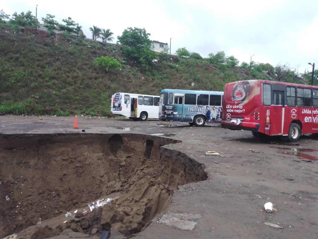 Deslave por lluvias genera mega socavón en Fraccionamiento “La Herradura” © Derechos Reservados. RTV Radiotelevisión de Veracruz. Contenido obtenido de: https://www.masnoticias.mx/deslave-por-lluvias-genera-mega-socavon-en-fraccionamiento-la-herradura/