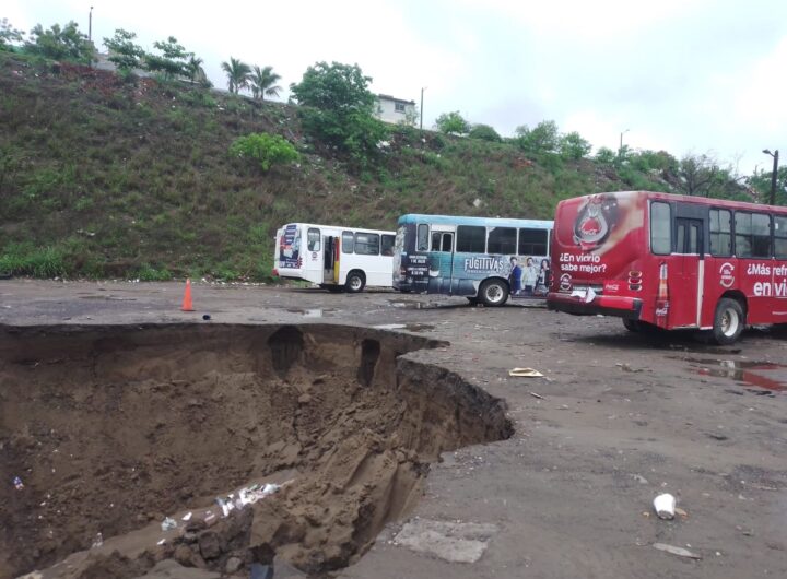 Deslave por lluvias genera mega socavón en Fraccionamiento “La Herradura” © Derechos Reservados. RTV Radiotelevisión de Veracruz. Contenido obtenido de: https://www.masnoticias.mx/deslave-por-lluvias-genera-mega-socavon-en-fraccionamiento-la-herradura/