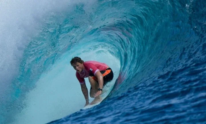 Redacción.- El surfista mexicano Alan Cleland culminó su participación en los Juegos Olímpicos de París 2024, tras perder en la ronda de octavos de final ante el competidor francés Joan Duru. © Derechos Reservados. RTV Radiotelevisión de Veracruz.