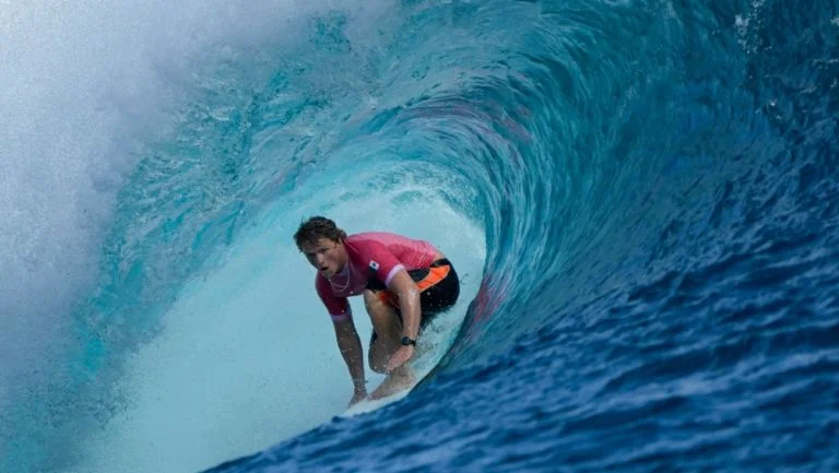 Redacción.- El surfista mexicano Alan Cleland culminó su participación en los Juegos Olímpicos de París 2024, tras perder en la ronda de octavos de final ante el competidor francés Joan Duru. © Derechos Reservados. RTV Radiotelevisión de Veracruz.