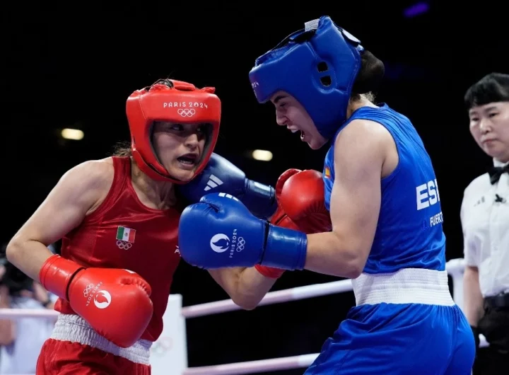 La mexicana Fátima Herrera (izquierda) se enfrenta a la española Laura Fuertes Fernández en su combate preliminar de boxeo femenino de 50 kg en los Juegos Olímpicos de París 2024, el 28 de julio de 2024, en París, Francia.