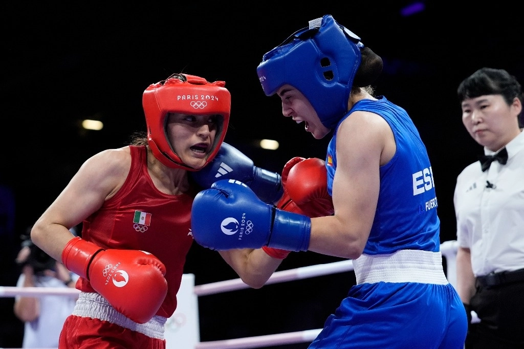 La mexicana Fátima Herrera (izquierda) se enfrenta a la española Laura Fuertes Fernández en su combate preliminar de boxeo femenino de 50 kg en los Juegos Olímpicos de París 2024, el 28 de julio de 2024, en París, Francia.