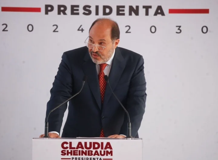 “Muy bueno Lázaro y muy buena la decisión de la presidenta electa. Lázaro tiene mucha experiencia, es parte de la historia. Es nieto del general Lázaro Cárdenas y es hijo del ingeniero Cuauhtémoc Cárdenas, precursor de este movimiento democrático. Es una gente con principios, honesto”, dijo el presidente López Obrador. Foto Cristina Rodríguez