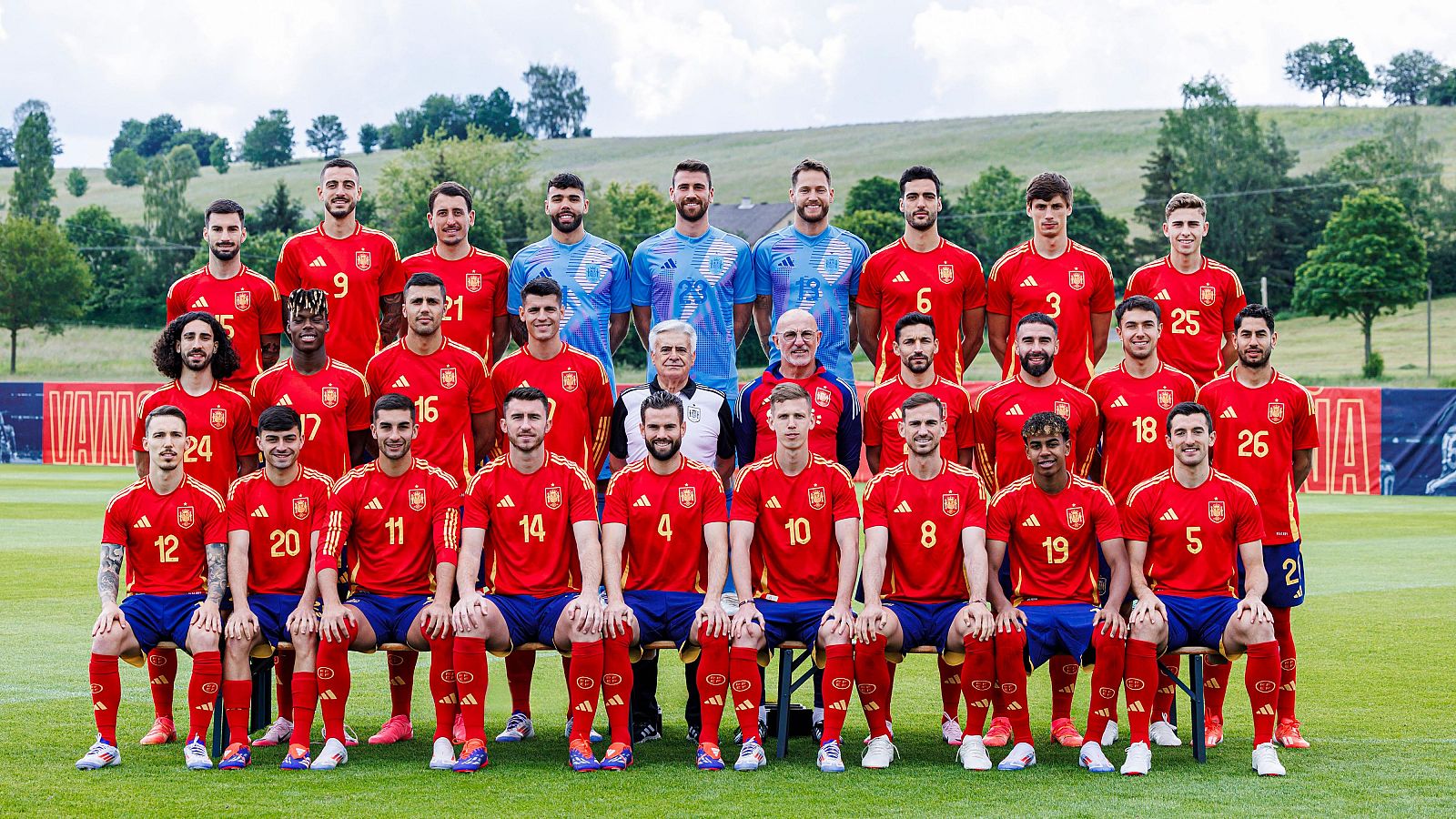 Los conocemos a nivel deportivo y es muy probable que nos devuelvan la gloria ganando la Eurocopa después de 12 años de sequía. Pero, ¿quiénes son los jugadores de la Selección Española?