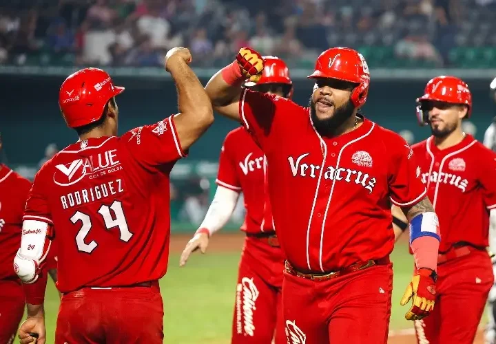 El Glorioso despertó en el tercer rollo con un ataque de cuatro carreras, Dilson Herrera tocó la pelota y se embasó en error en tiro del pitcher Carlos Martínez y en la jugada entraron al plato Jesús “Cacao” Valdez y Alan Espinoza, después Herlis Rodríguez conectó triple al derecho y remolcó a Dilson Herrera, Carlos Franco terminó el ataque con línea de hit al izquierdo y mandó a la registradora a Herlis Rodríguez, 4-1 la pizarra. En la cuarta entrada, El Águila aumentó la pizarra con dos carreras más, primero Alan Espinoza detonó cuadrangular solitario al izquierdo, luego Gustavo Núñez elevó de sacrificio al derecho y en “pisa y corre”, Herlis Rodríguez timbró carrera, 6-1 la pizarra. Veracruz atacó otra vez en el séptimo capítulo, Alan Espinoza elevó de sacrificio al derecho y en “pisa y corre”, Carlos Franco anotó, Dilson Herrera selló el ataque con un “tubey” al izquierdo y remolcó a Tito Polo, 8-1 la pizarra. En el octavo episodio cayó una carrera más para los porteños, Tito Polo dio línea de hit al derecho y anotó Carlos Franco, 9-1 la pizarra. El pitcher ganador fue Lázaro Blanco, con un trabajo de cinco entradas, dos tercios, pelota de cinco hits, recibió una carrera, que fue limpia, concedió cuatro pasaportes y recetó dos ponche.