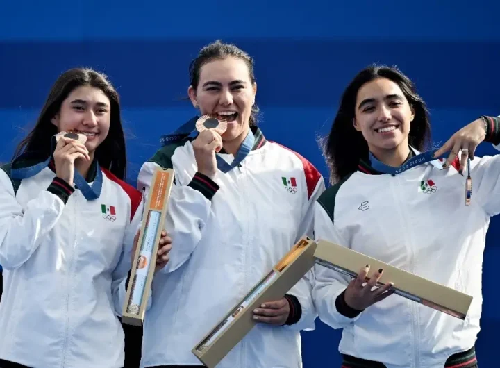 Las arqueras mexicanas Ángela Ruiz, Alejandra Valencia y Ana Vázquez posan con su medalla de bronce en el podio de la final del equipo femenino de tiro con arco realizada en la Esplanade des Invalides, durante los Juegos Olímpicos de París 2024, en la capital francesa, el 28 de julio de 2024