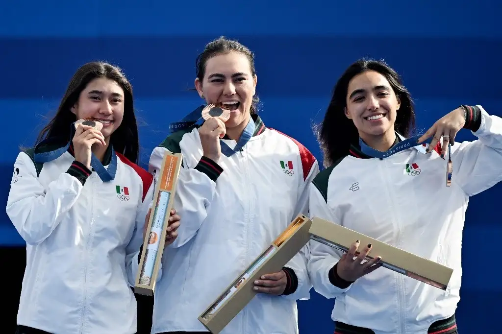 Las arqueras mexicanas Ángela Ruiz, Alejandra Valencia y Ana Vázquez posan con su medalla de bronce en el podio de la final del equipo femenino de tiro con arco realizada en la Esplanade des Invalides, durante los Juegos Olímpicos de París 2024, en la capital francesa, el 28 de julio de 2024