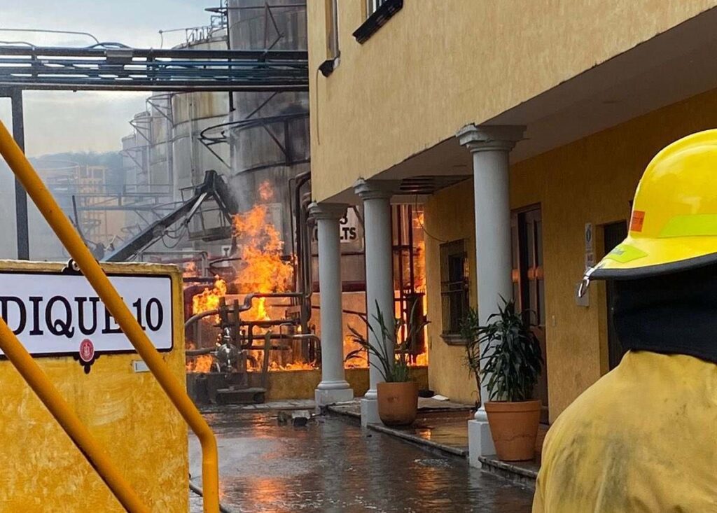 La mañana de hoy 24 de julio se registró un nuevo estallido en la empresa tequilera; bomberos trabajan en la zona.}