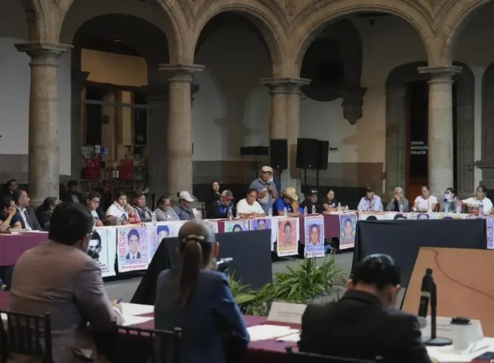 La virtual presidenta electa, Claudia Sheinbaum, al centro, de espaldas, durante la reunión con familiares de los 43.