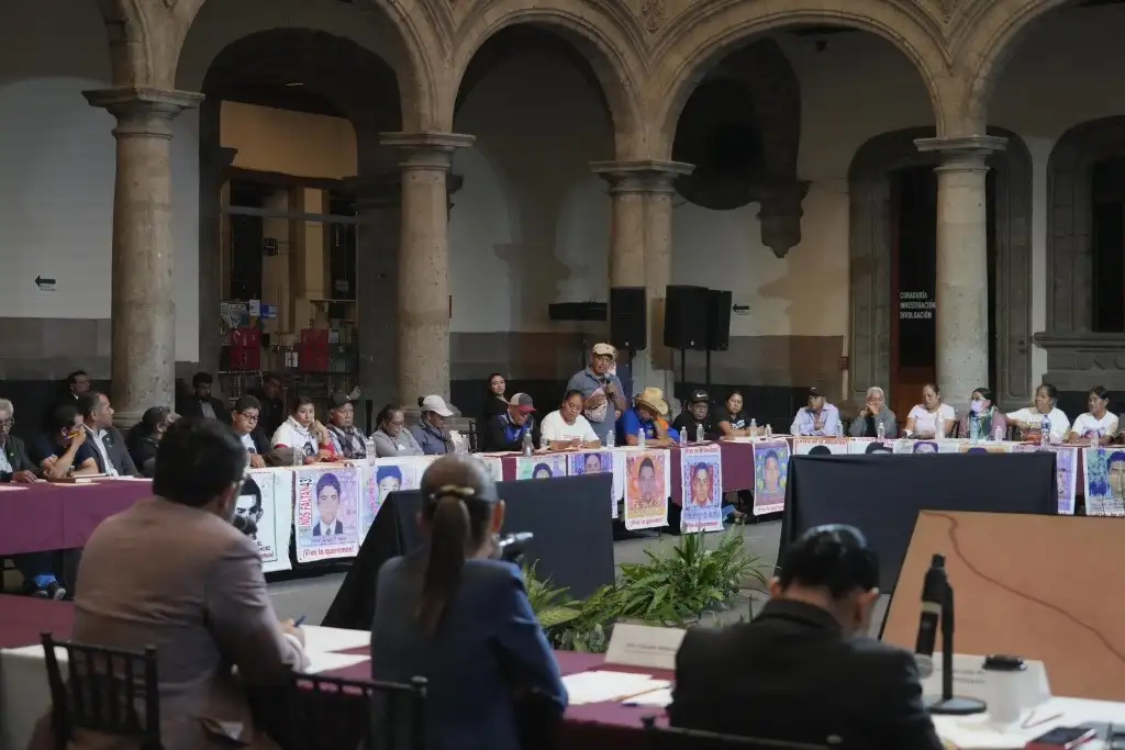 La virtual presidenta electa, Claudia Sheinbaum, al centro, de espaldas, durante la reunión con familiares de los 43.