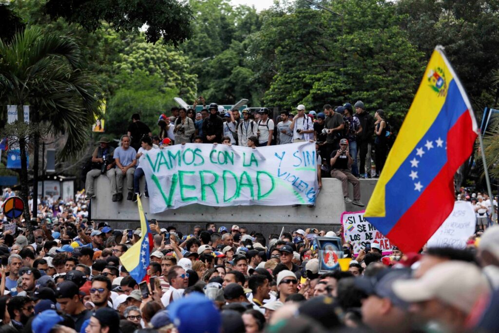 Se ha iniciado una investigación contra "delincuentes que de manera vandálica y en un claro mensaje de odio y de intolerancia" han destruido una estatua del comandante Hugo Chávez en Mariara, en el estado de Carabobo.