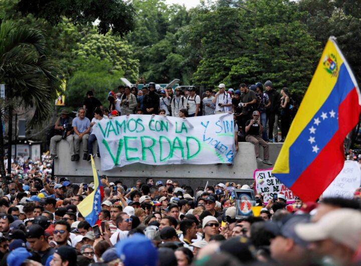 Se ha iniciado una investigación contra "delincuentes que de manera vandálica y en un claro mensaje de odio y de intolerancia" han destruido una estatua del comandante Hugo Chávez en Mariara, en el estado de Carabobo.