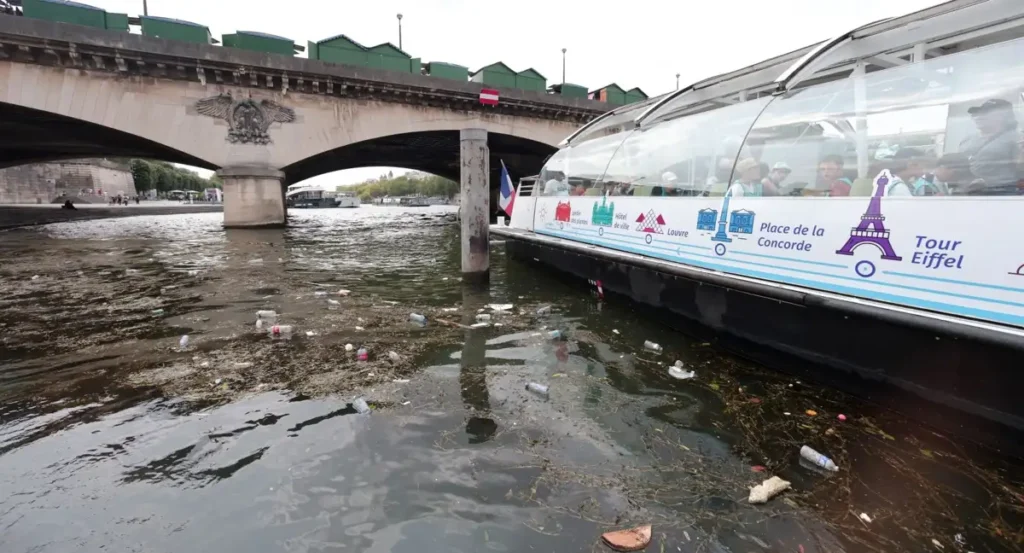 Los entrenamientos para que los triatletas se familiarizaran con las aguas del Sena previstos el domingo y el lunes ya tuvieron que ser cancelados por la contaminación. /Foto Ilustrativa