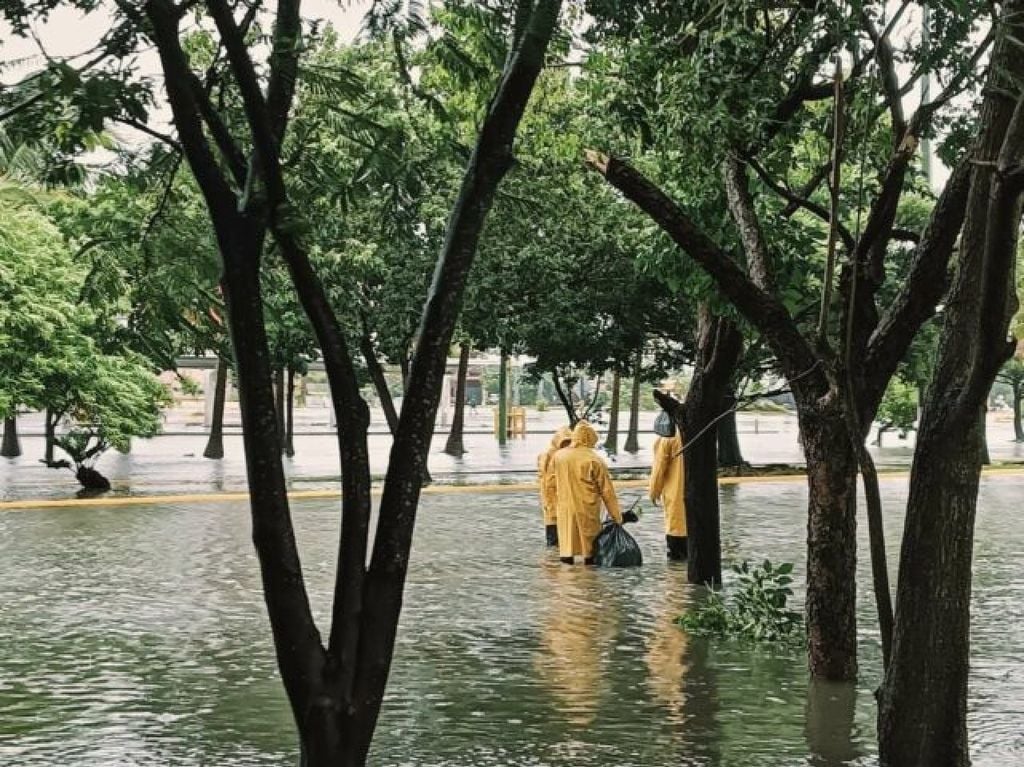 Vialidades inundadas, generaron importantes complicaciones en diversos sectores. Imagen tomada de: Reportur