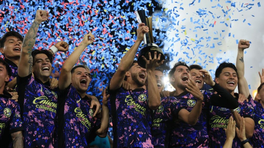 Los jugadores del Club América celebran tras vencer al Columbus Crew en la Copa de Campeones.