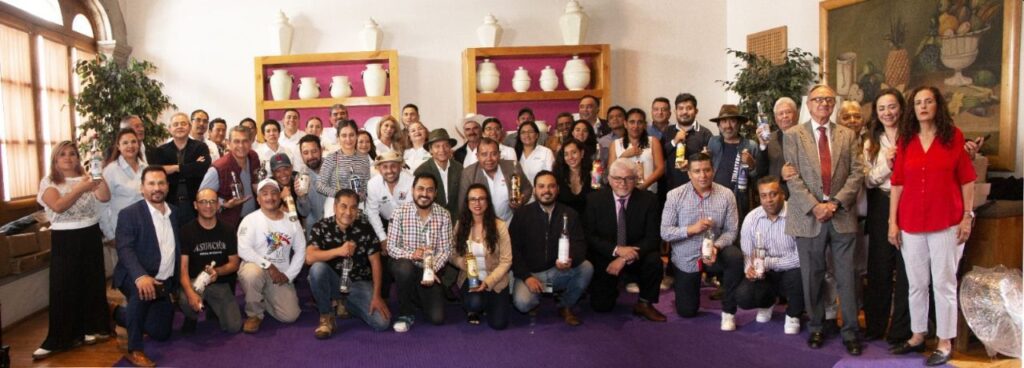 Participantes del I Encuentro de productores con distribuidores y exportadores del Mezcal en el Club de Banqueros de la Ciudad de México.