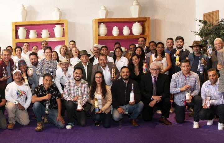 Participantes del I Encuentro de productores con distribuidores y exportadores del Mezcal en el Club de Banqueros de la Ciudad de México.