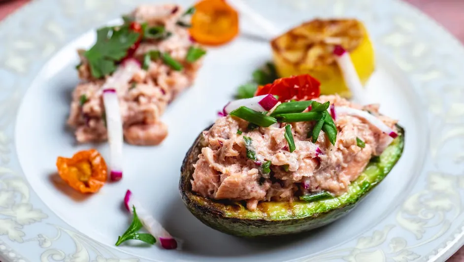 Aguacates rellenos de salpicón de atún Chilerellenodeatun son