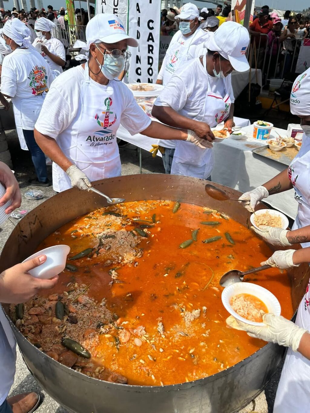 Cocinan el arroz a la tumbada más grande del mundo FB IMG 1748218360289