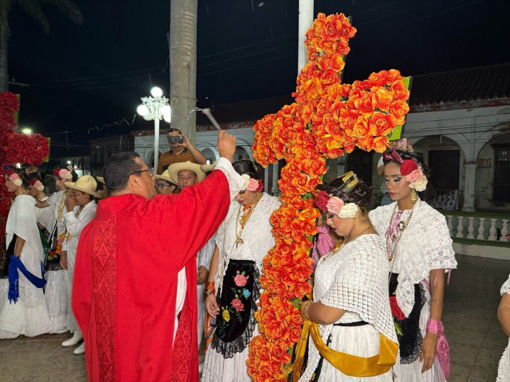 Con alegría y tradición, celebran la Primera Cruz de Mayo 2025 en Alvarado WhatsApp Image 2025 05 05 at 8.38.49 AM
