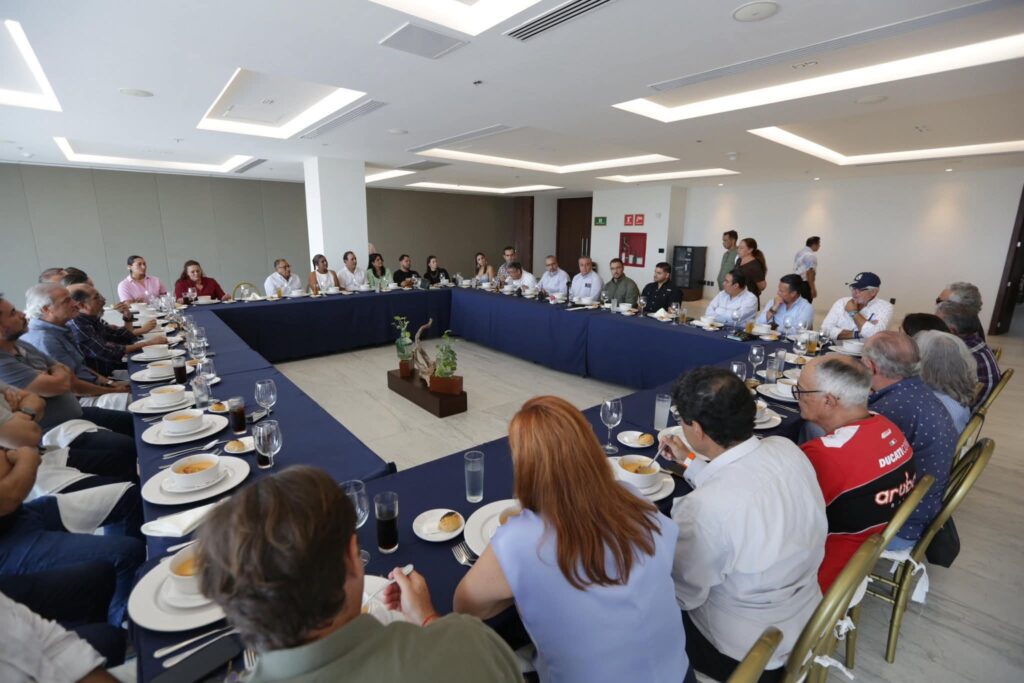 Se reúne Beto Cobos con empresarios e inversionistas de la Riviera Veracruzana FB IMG 1751013491408