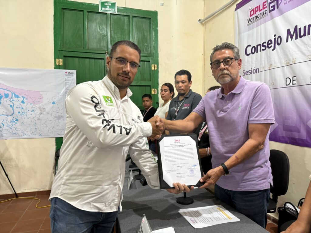 Entregan acta de Mayoría a Beto Cobos IMG 20250604 WA0010