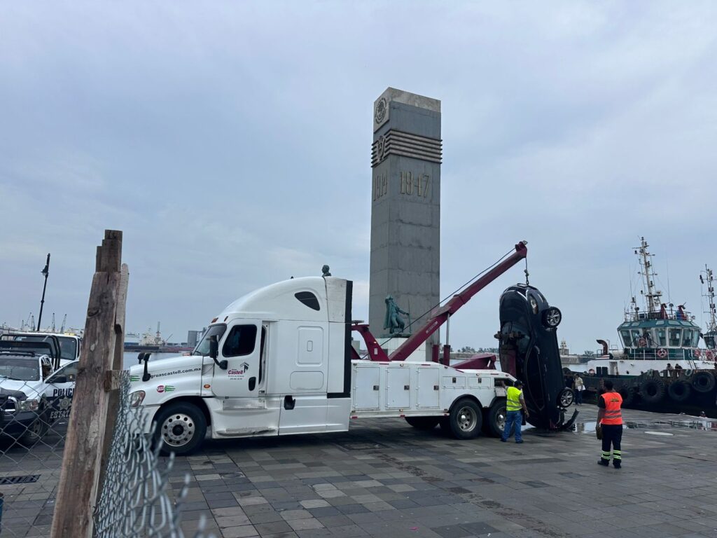 Tragedia en el Malecón de Veracruz: auto cae al mar y mueren sus dos ocupantes accidenteenelmalecon2