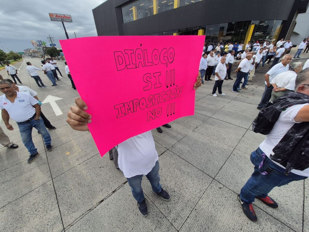 Taxistas paralizan vialidades en Veracruz y Boca del Río en protesta por tarifas IMG 20250728 WA0022