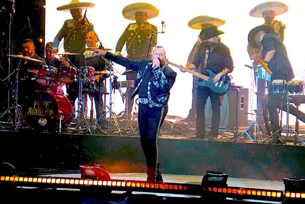 A pesar de la fuerte lluvia Pepe Aguilar deleitó a los asistentes con sus mejores canciones PEPINOAGUILAR 2