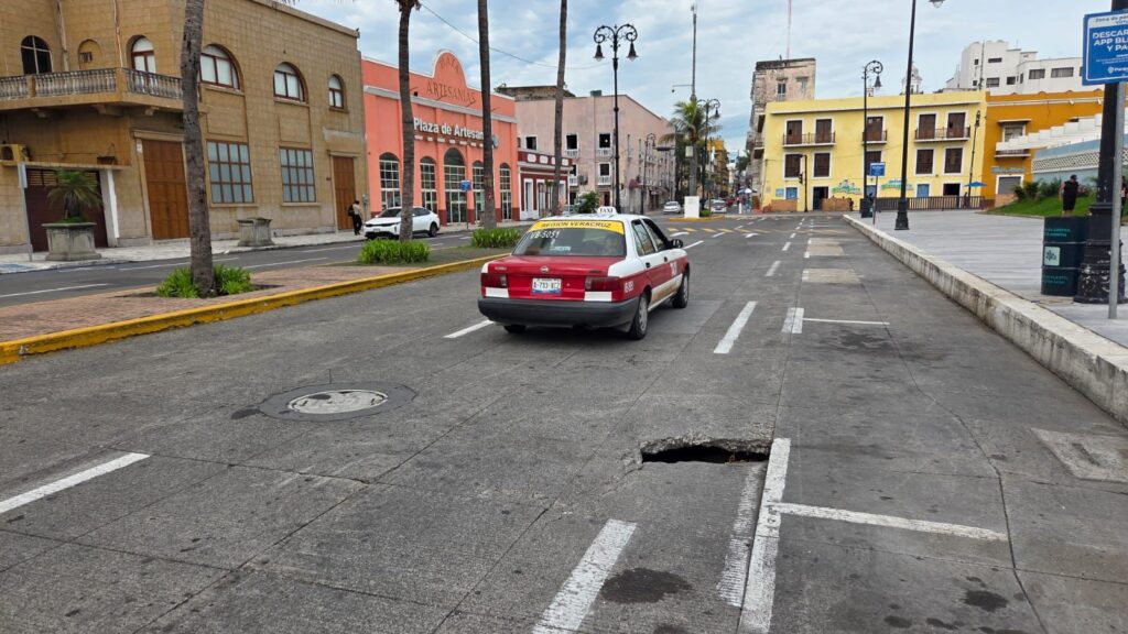 Ciudadanos alertan sobre socavón en el Malecón de Veracruz socavon