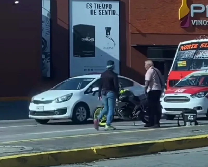 Taxista y motociclista protagonizan pelea en plena avenida de Boca del Río 52669 8 jpg