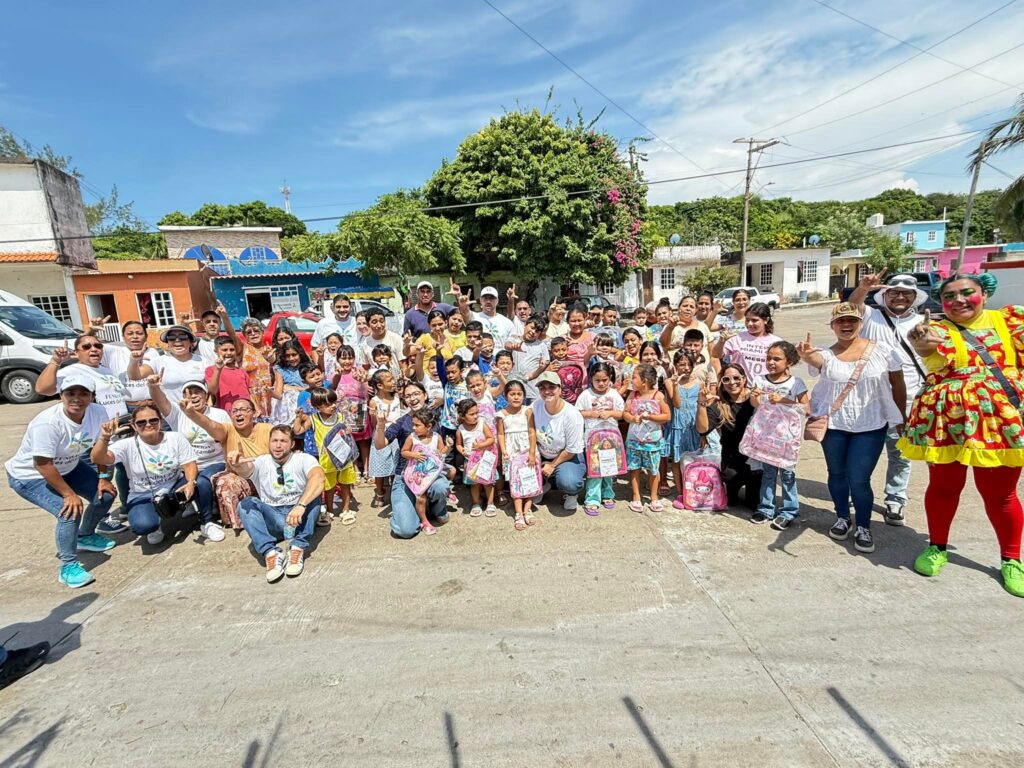 Beto Cobos y Fundación Luces del Cambio entregan útiles escolares en comunidades FB IMG 1756684028488