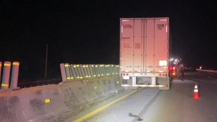 Se registra cierre parcial de circulación cerca del km 172 +300 entronque La Tiaja-Cosoleacaque GxZpnOOWAAAwukk jpeg