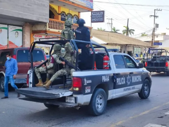 dotan de 4 patrullas a policia municipal de tuxpan 573x430 jpeg