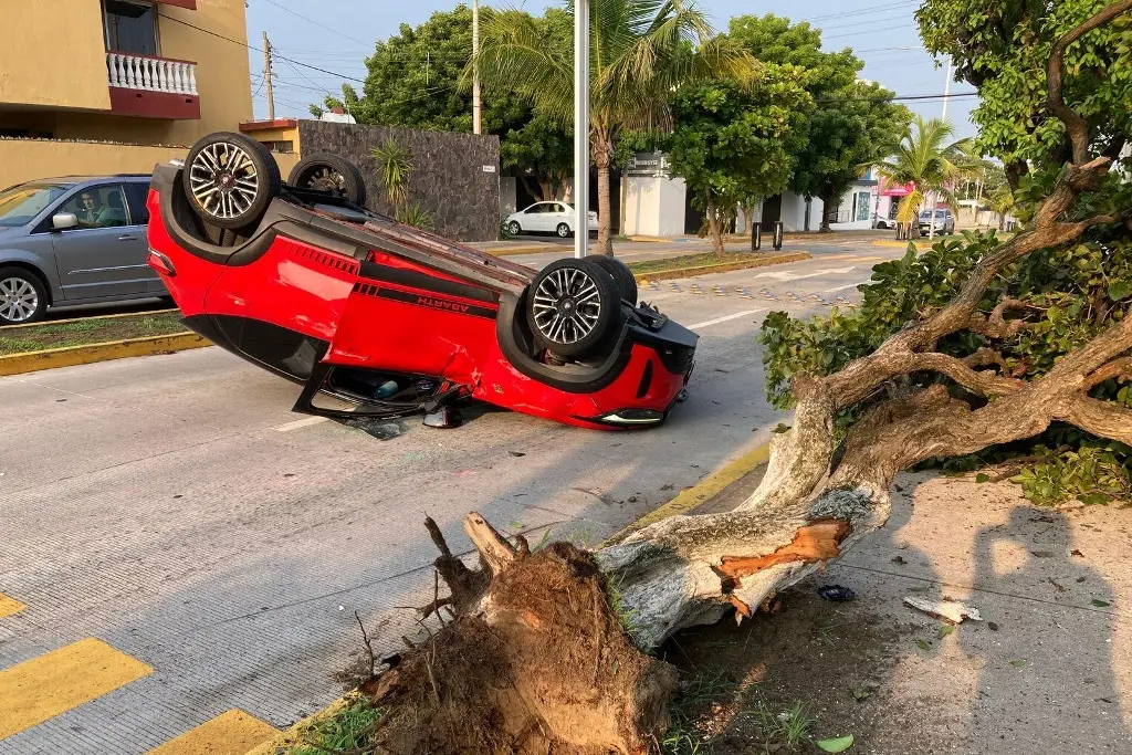 Auto deportivo queda llantas arriba en en Boca del Río