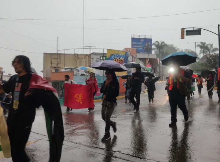 Ayotzinapa la lucha sigue estudiantes de Humanidades marchan en Xalapa
