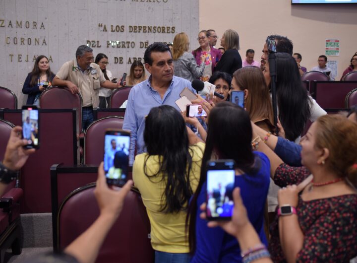 Destaca su trayectoria academica y sus contribuciones en la investigacion y divulgacion cientifica en el ambito de la educacion