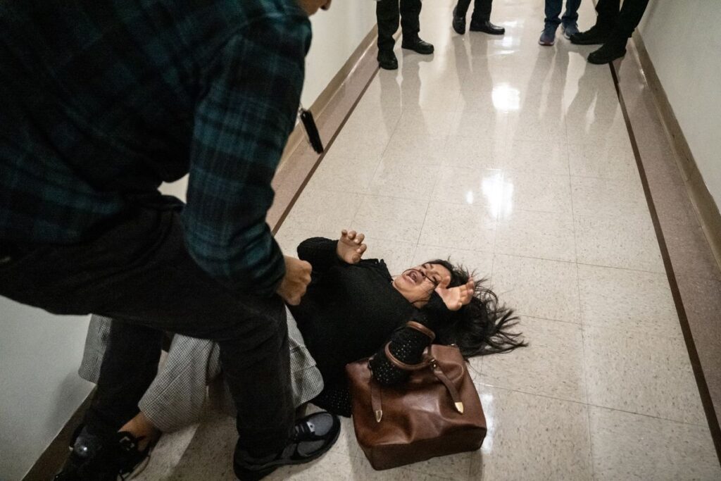 agente federal tira al suelo a esposa