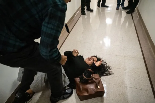 agente federal tira al suelo a esposa 590x393 jpg