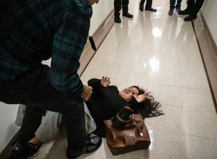agente federal tira al suelo a esposa
