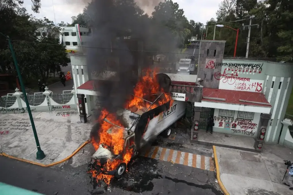 encapuchados lanzan petardos a instalaciones militares al termino de mitin por caso ayotzinapa