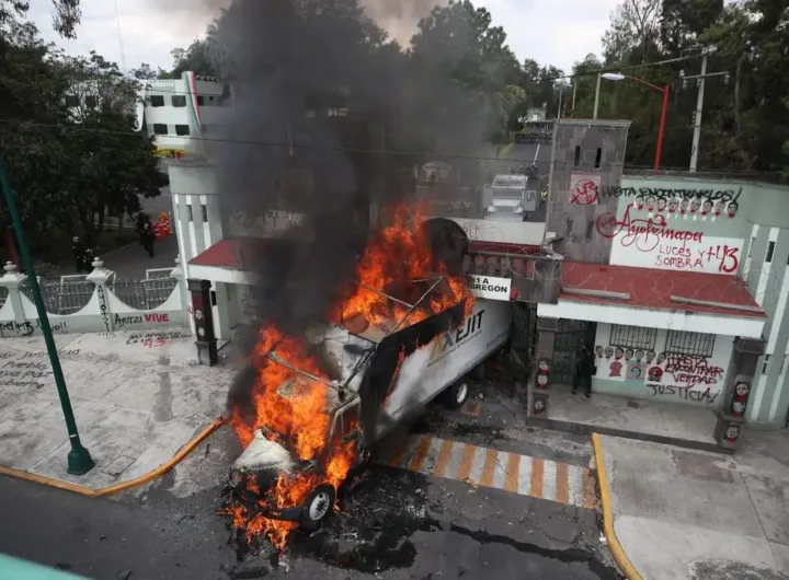 encapuchados lanzan petardos a instalaciones militares al termino de mitin por caso ayotzinapa